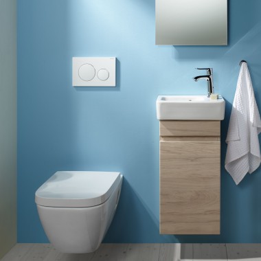 Asma klozet ve açık mavi duvara bitişik bir lavabo alanı