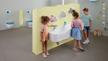 Geberit Bambini serisi lavabonun bulunduğu tuvalette oynayan çocuklar