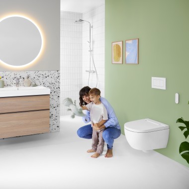 Geberit Option ayna bulunan renkli bir banyoda kadın ve çocuk