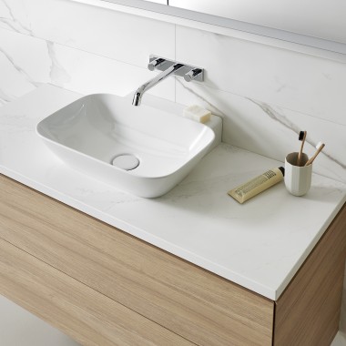 Ahşaptan yapılmış banyo mobilyaları ile beyaz lavabo (© Geberit)