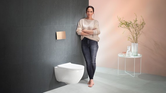 Geberit WC sistemi, trend renk Peach Fuzz duvarlı banyoda