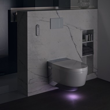 Geberit AquaClean Mera Comfort yönlendirme ışıklı krom (© Geberit)