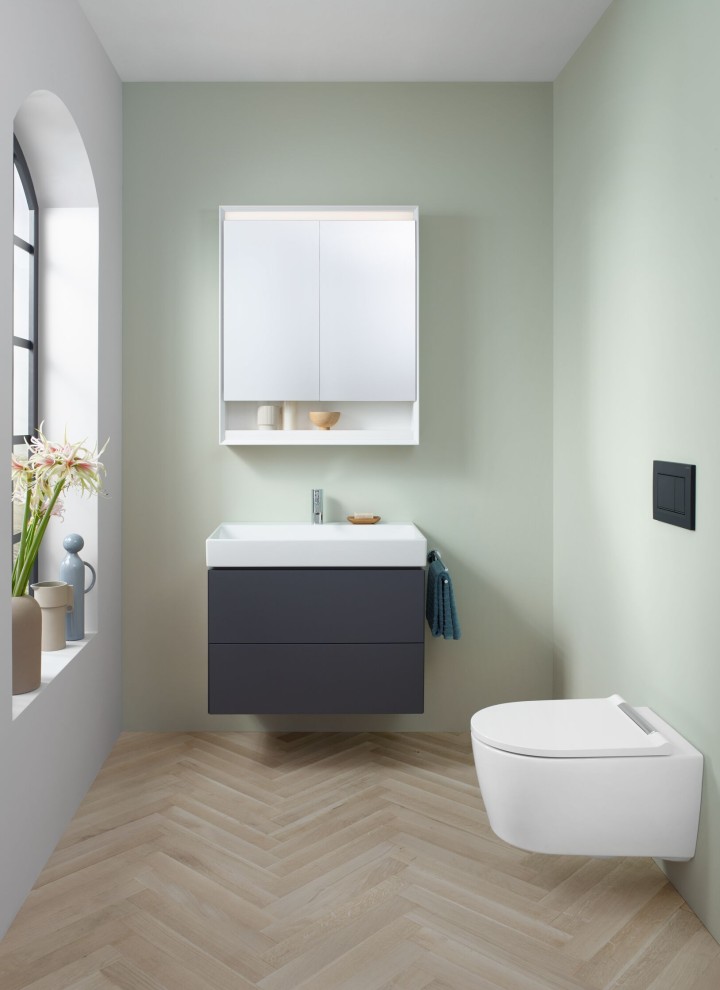 Geberit ONE banyo serisinden asma klozet, aynalı dolap ve lavabo dolabı bulunan misafir tuvaletinin görünümü