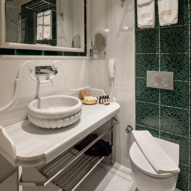 Geberit, banyolarında modern bir konfor sağlıyor. Suyun tasarruflu kullanımı mimar için önemli olduğundan, her banyoda çift kademeli yıkama yapan kumanda kapakları tercih edilmiştir (© Hotel Turkish House)
