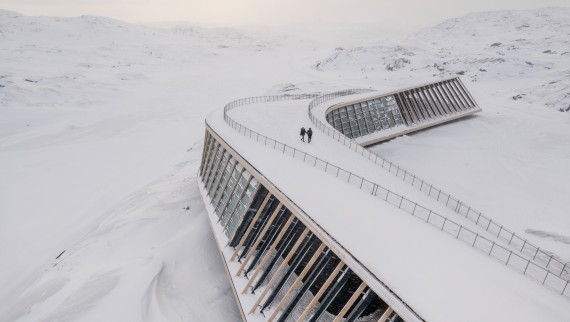Icefjord Centre'ın çatısı aynı zamanda bir teras (© Adam Mørk)
