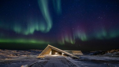Grönland kutup gecesinin muhteşem kuzey ışıklarında Icefjord Centre (©Adam Mørk)