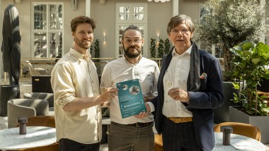 BJERG Arkitektur CEO'su Kjeld Bjerg (solda) ve mimarlar Carsten Wraae Jensen ile Mads Bjerg Nørkjær, en iyi tasarım konusunda eminler. (© Wilfred Gachau)