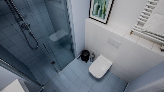 En küçük banyolar bile sakinlerinin bireysel zevklerini ortaya çıkarır. (© Jaroslaw Kakal/Geberit)